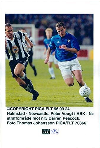 Halmstad-Newcastle'ın eski fotoğrafı. Newcastle'ın ceza sahasında Darren Peacock'a karşı hbk'dan Peter Vought