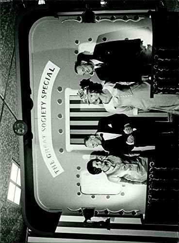 ABD başkanı Lyndon Johnson (2L) ve eşi Lady Bird Johnson'ın (L) bir çiftle daha ayakta durduğu vintage fotoğraf.